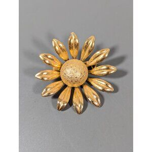 Vintage Gold Tone Daisy Flower Brooch 3D Pin